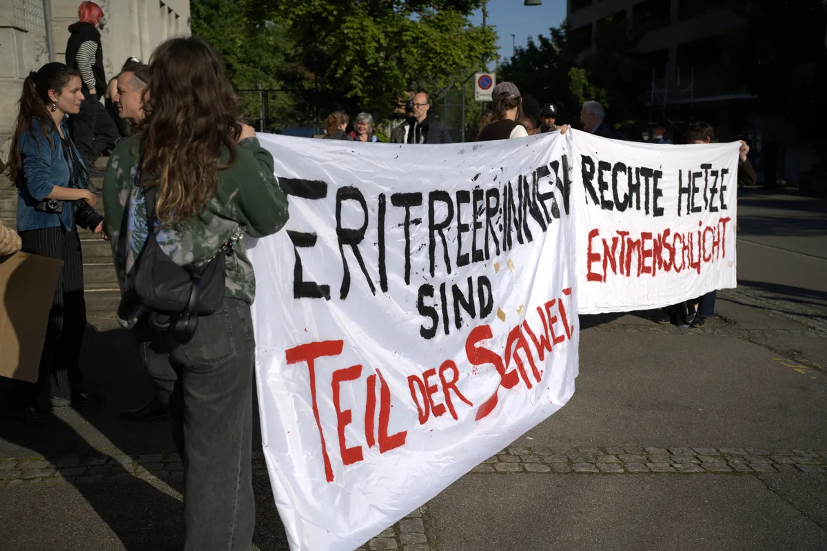 «Eritreer:innen sind Teil der Schweiz» heisst es auf dem linken Transparent. Gerichtsprozess gegen Patrick Walder als ehemaligen Präsidenten der SVP Kanton Zürich.